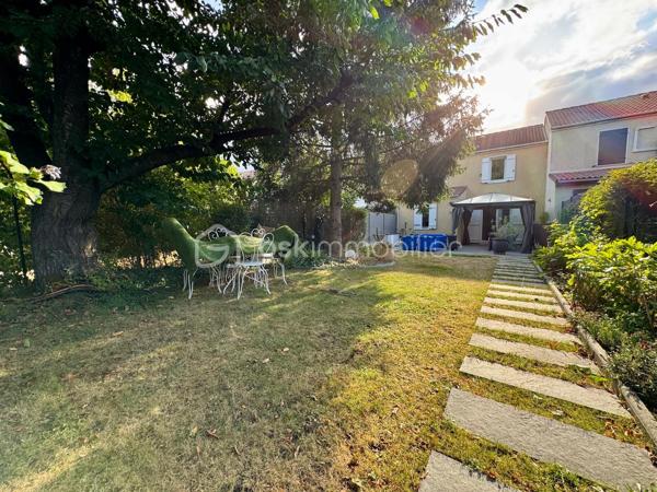 BSK IMMOBILIER vous présente en EXCLUSIVITÉ cette maison en copropriété de 77 m² habitables, édifiée sur une parcelle de 256 m².

Elle se compose :
Au rez-de-chaussée :
Une entrée avec couloir
Un WC
Une cuisine
Un séjour lumineux donnant accès au jardin
Une terrasse de 52 m²
Un garage de 15 m²

À l’étage :
Un palier desservant 3 chambres
Une salle de bains avec dressing

Un emplacement privilégié :
La maison bénéficie d’un environnement calme et recherché, à proximité immédiate du centre-ville, des écoles, des commerces et des transports.

Côté transports, vous disposez notamment du bus et du tram T11.
Le RER B – Le Bourget et le RER D – Garges-Sarcelles sont accessibles en environ 20 minutes en bus.

Vous êtes également à seulement 5 minutes de l’autoroute A1 et à environ 20 minutes de l’aéroport Paris-Charles-de-Gaulle.

Une maison idéale pour une famille à la recherche d’un cadre de vie agréable, tout en restant proche des commodités et des principaux axes de transport.

N’hésitez pas à me contacter pour plus de renseignements ou pour organiser une visite.

Votre conseillère en immobilier
Mme Ly Horng TRINH 
07 67 88 08 79