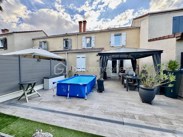 BSK IMMOBILIER vous présente en EXCLUSIVITÉ cette maison en copropriété de 77 m² habitables, édifiée sur une parcelle de 256 m².

Elle se compose :
Au rez-de-chaussée :
Une entrée avec couloir
Un WC
Une cuisine
Un séjour lumineux donnant accès au jardin
Une terrasse de 52 m²
Un garage de 15 m²

À l’étage :
Un palier desservant 3 chambres
Une salle de bains avec dressing

Un emplacement privilégié :
La maison bénéficie d’un environnement calme et recherché, à proximité immédiate du centre-ville, des écoles, des commerces et des transports.

Côté transports, vous disposez notamment du bus et du tram T11.
Le RER B – Le Bourget et le RER D – Garges-Sarcelles sont accessibles en environ 20 minutes en bus.

Vous êtes également à seulement 5 minutes de l’autoroute A1 et à environ 20 minutes de l’aéroport Paris-Charles-de-Gaulle.

Une maison idéale pour une famille à la recherche d’un cadre de vie agréable, tout en restant proche des commodités et des principaux axes de transport.

N’hésitez pas à me contacter pour plus de renseignements ou pour organiser une visite.

Votre conseillère en immobilier
Mme Ly Horng TRINH 
07 67 88 08 79