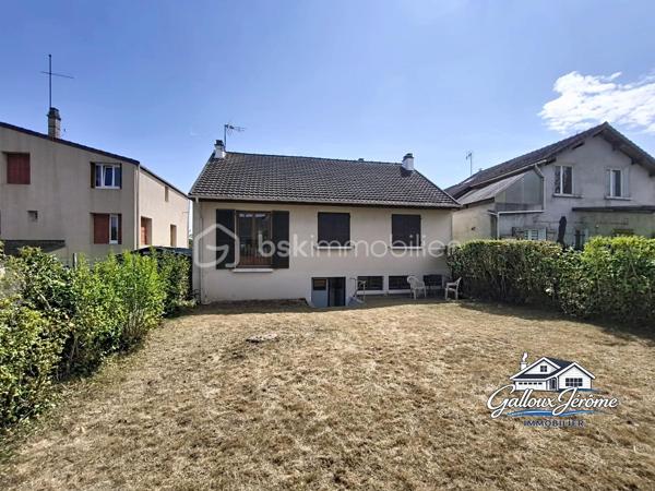 Maison de 72 m² avec sous-sol total et jardin – Goussainville

Située sur la commune de Goussainville, à proximité de la gare, du centre-ville, des commerces et des commodités, venez découvrir cette maison de 72 m² offrant un beau potentiel.

La maison se compose d’une entrée avec placard desservant :

* Un grand séjour lumineux bénéficiant d’une double exposition
* Une cuisine
* Deux chambres
* Une salle de bains
* Un WC séparé

⭐ Le véritable atout de cette maison : son sous-sol total de plus de 70 m², offrant de nombreuses possibilités d’aménagement.

Il comprend une partie garage, une cuisine d’été, un WC ainsi qu’une pièce supplémentaire pouvant notamment servir de salle à manger, d’espace de loisirs ou de réception.

Côté équipements, la maison dispose de fenêtres en PVC double vitrage, d’une porte d’entrée neuve en chêne massif ainsi que d’une chaudière gaz récente.

🌳 À l’arrière, vous profiterez d’un beau jardin plat, idéal pour les repas en extérieur et les moments en famille.

Une maison fonctionnelle bénéficiant d’un sous-sol aux volumes particulièrement intéressants, le tout dans un secteur pratique à proximité de la gare et du centre-ville de Goussainville.

📞 Contactez-moi dès maintenant pour plus d’informations ou pour organiser une visite.