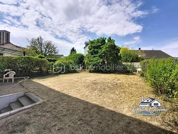 Maison de 72 m² avec sous-sol total et jardin – Goussainville

Située sur la commune de Goussainville, à proximité de la gare, du centre-ville, des commerces et des commodités, venez découvrir cette maison de 72 m² offrant un beau potentiel.

La maison se compose d’une entrée avec placard desservant :

* Un grand séjour lumineux bénéficiant d’une double exposition
* Une cuisine
* Deux chambres
* Une salle de bains
* Un WC séparé

⭐ Le véritable atout de cette maison : son sous-sol total de plus de 70 m², offrant de nombreuses possibilités d’aménagement.

Il comprend une partie garage, une cuisine d’été, un WC ainsi qu’une pièce supplémentaire pouvant notamment servir de salle à manger, d’espace de loisirs ou de réception.

Côté équipements, la maison dispose de fenêtres en PVC double vitrage, d’une porte d’entrée neuve en chêne massif ainsi que d’une chaudière gaz récente.

🌳 À l’arrière, vous profiterez d’un beau jardin plat, idéal pour les repas en extérieur et les moments en famille.

Une maison fonctionnelle bénéficiant d’un sous-sol aux volumes particulièrement intéressants, le tout dans un secteur pratique à proximité de la gare et du centre-ville de Goussainville.

📞 Contactez-moi dès maintenant pour plus d’informations ou pour organiser une visite.