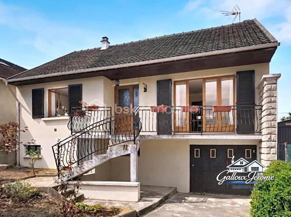 Maison de 72 m² avec sous-sol total et jardin – Goussainville

Située sur la commune de Goussainville, à proximité de la gare, du centre-ville, des commerces et des commodités, venez découvrir cette maison de 72 m² offrant un beau potentiel.

La maison se compose d’une entrée avec placard desservant :

* Un grand séjour lumineux bénéficiant d’une double exposition
* Une cuisine
* Deux chambres
* Une salle de bains
* Un WC séparé

⭐ Le véritable atout de cette maison : son sous-sol total de plus de 70 m², offrant de nombreuses possibilités d’aménagement.

Il comprend une partie garage, une cuisine d’été, un WC ainsi qu’une pièce supplémentaire pouvant notamment servir de salle à manger, d’espace de loisirs ou de réception.

Côté équipements, la maison dispose de fenêtres en PVC double vitrage, d’une porte d’entrée neuve en chêne massif ainsi que d’une chaudière gaz récente.

🌳 À l’arrière, vous profiterez d’un beau jardin plat, idéal pour les repas en extérieur et les moments en famille.

Une maison fonctionnelle bénéficiant d’un sous-sol aux volumes particulièrement intéressants, le tout dans un secteur pratique à proximité de la gare et du centre-ville de Goussainville.

📞 Contactez-moi dès maintenant pour plus d’informations ou pour organiser une visite.