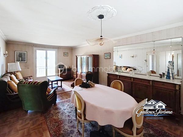 Maison de 72 m² avec sous-sol total et jardin – Goussainville

Située sur la commune de Goussainville, à proximité de la gare, du centre-ville, des commerces et des commodités, venez découvrir cette maison de 72 m² offrant un beau potentiel.

La maison se compose d’une entrée avec placard desservant :

* Un grand séjour lumineux bénéficiant d’une double exposition
* Une cuisine
* Deux chambres
* Une salle de bains
* Un WC séparé

⭐ Le véritable atout de cette maison : son sous-sol total de plus de 70 m², offrant de nombreuses possibilités d’aménagement.

Il comprend une partie garage, une cuisine d’été, un WC ainsi qu’une pièce supplémentaire pouvant notamment servir de salle à manger, d’espace de loisirs ou de réception.

Côté équipements, la maison dispose de fenêtres en PVC double vitrage, d’une porte d’entrée neuve en chêne massif ainsi que d’une chaudière gaz récente.

🌳 À l’arrière, vous profiterez d’un beau jardin plat, idéal pour les repas en extérieur et les moments en famille.

Une maison fonctionnelle bénéficiant d’un sous-sol aux volumes particulièrement intéressants, le tout dans un secteur pratique à proximité de la gare et du centre-ville de Goussainville.

📞 Contactez-moi dès maintenant pour plus d’informations ou pour organiser une visite.