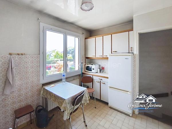 Maison de 72 m² avec sous-sol total et jardin – Goussainville

Située sur la commune de Goussainville, à proximité de la gare, du centre-ville, des commerces et des commodités, venez découvrir cette maison de 72 m² offrant un beau potentiel.

La maison se compose d’une entrée avec placard desservant :

* Un grand séjour lumineux bénéficiant d’une double exposition
* Une cuisine
* Deux chambres
* Une salle de bains
* Un WC séparé

⭐ Le véritable atout de cette maison : son sous-sol total de plus de 70 m², offrant de nombreuses possibilités d’aménagement.

Il comprend une partie garage, une cuisine d’été, un WC ainsi qu’une pièce supplémentaire pouvant notamment servir de salle à manger, d’espace de loisirs ou de réception.

Côté équipements, la maison dispose de fenêtres en PVC double vitrage, d’une porte d’entrée neuve en chêne massif ainsi que d’une chaudière gaz récente.

🌳 À l’arrière, vous profiterez d’un beau jardin plat, idéal pour les repas en extérieur et les moments en famille.

Une maison fonctionnelle bénéficiant d’un sous-sol aux volumes particulièrement intéressants, le tout dans un secteur pratique à proximité de la gare et du centre-ville de Goussainville.

📞 Contactez-moi dès maintenant pour plus d’informations ou pour organiser une visite.