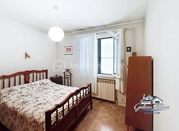 Maison de 72 m² avec sous-sol total et jardin – Goussainville

Située sur la commune de Goussainville, à proximité de la gare, du centre-ville, des commerces et des commodités, venez découvrir cette maison de 72 m² offrant un beau potentiel.

La maison se compose d’une entrée avec placard desservant :

* Un grand séjour lumineux bénéficiant d’une double exposition
* Une cuisine
* Deux chambres
* Une salle de bains
* Un WC séparé

⭐ Le véritable atout de cette maison : son sous-sol total de plus de 70 m², offrant de nombreuses possibilités d’aménagement.

Il comprend une partie garage, une cuisine d’été, un WC ainsi qu’une pièce supplémentaire pouvant notamment servir de salle à manger, d’espace de loisirs ou de réception.

Côté équipements, la maison dispose de fenêtres en PVC double vitrage, d’une porte d’entrée neuve en chêne massif ainsi que d’une chaudière gaz récente.

🌳 À l’arrière, vous profiterez d’un beau jardin plat, idéal pour les repas en extérieur et les moments en famille.

Une maison fonctionnelle bénéficiant d’un sous-sol aux volumes particulièrement intéressants, le tout dans un secteur pratique à proximité de la gare et du centre-ville de Goussainville.

📞 Contactez-moi dès maintenant pour plus d’informations ou pour organiser une visite.