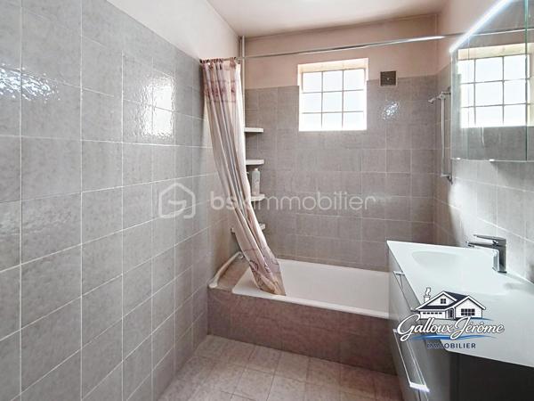 Maison de 72 m² avec sous-sol total et jardin – Goussainville

Située sur la commune de Goussainville, à proximité de la gare, du centre-ville, des commerces et des commodités, venez découvrir cette maison de 72 m² offrant un beau potentiel.

La maison se compose d’une entrée avec placard desservant :

* Un grand séjour lumineux bénéficiant d’une double exposition
* Une cuisine
* Deux chambres
* Une salle de bains
* Un WC séparé

⭐ Le véritable atout de cette maison : son sous-sol total de plus de 70 m², offrant de nombreuses possibilités d’aménagement.

Il comprend une partie garage, une cuisine d’été, un WC ainsi qu’une pièce supplémentaire pouvant notamment servir de salle à manger, d’espace de loisirs ou de réception.

Côté équipements, la maison dispose de fenêtres en PVC double vitrage, d’une porte d’entrée neuve en chêne massif ainsi que d’une chaudière gaz récente.

🌳 À l’arrière, vous profiterez d’un beau jardin plat, idéal pour les repas en extérieur et les moments en famille.

Une maison fonctionnelle bénéficiant d’un sous-sol aux volumes particulièrement intéressants, le tout dans un secteur pratique à proximité de la gare et du centre-ville de Goussainville.

📞 Contactez-moi dès maintenant pour plus d’informations ou pour organiser une visite.