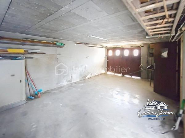 Maison de 72 m² avec sous-sol total et jardin – Goussainville

Située sur la commune de Goussainville, à proximité de la gare, du centre-ville, des commerces et des commodités, venez découvrir cette maison de 72 m² offrant un beau potentiel.

La maison se compose d’une entrée avec placard desservant :

* Un grand séjour lumineux bénéficiant d’une double exposition
* Une cuisine
* Deux chambres
* Une salle de bains
* Un WC séparé

⭐ Le véritable atout de cette maison : son sous-sol total de plus de 70 m², offrant de nombreuses possibilités d’aménagement.

Il comprend une partie garage, une cuisine d’été, un WC ainsi qu’une pièce supplémentaire pouvant notamment servir de salle à manger, d’espace de loisirs ou de réception.

Côté équipements, la maison dispose de fenêtres en PVC double vitrage, d’une porte d’entrée neuve en chêne massif ainsi que d’une chaudière gaz récente.

🌳 À l’arrière, vous profiterez d’un beau jardin plat, idéal pour les repas en extérieur et les moments en famille.

Une maison fonctionnelle bénéficiant d’un sous-sol aux volumes particulièrement intéressants, le tout dans un secteur pratique à proximité de la gare et du centre-ville de Goussainville.

📞 Contactez-moi dès maintenant pour plus d’informations ou pour organiser une visite.