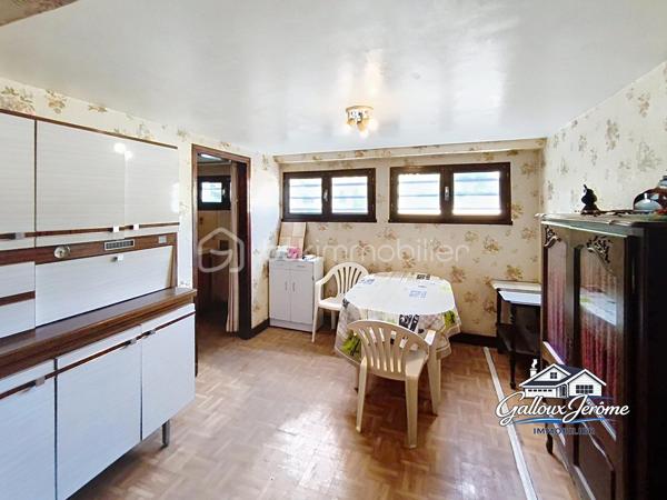 Maison de 72 m² avec sous-sol total et jardin – Goussainville

Située sur la commune de Goussainville, à proximité de la gare, du centre-ville, des commerces et des commodités, venez découvrir cette maison de 72 m² offrant un beau potentiel.

La maison se compose d’une entrée avec placard desservant :

* Un grand séjour lumineux bénéficiant d’une double exposition
* Une cuisine
* Deux chambres
* Une salle de bains
* Un WC séparé

⭐ Le véritable atout de cette maison : son sous-sol total de plus de 70 m², offrant de nombreuses possibilités d’aménagement.

Il comprend une partie garage, une cuisine d’été, un WC ainsi qu’une pièce supplémentaire pouvant notamment servir de salle à manger, d’espace de loisirs ou de réception.

Côté équipements, la maison dispose de fenêtres en PVC double vitrage, d’une porte d’entrée neuve en chêne massif ainsi que d’une chaudière gaz récente.

🌳 À l’arrière, vous profiterez d’un beau jardin plat, idéal pour les repas en extérieur et les moments en famille.

Une maison fonctionnelle bénéficiant d’un sous-sol aux volumes particulièrement intéressants, le tout dans un secteur pratique à proximité de la gare et du centre-ville de Goussainville.

📞 Contactez-moi dès maintenant pour plus d’informations ou pour organiser une visite.