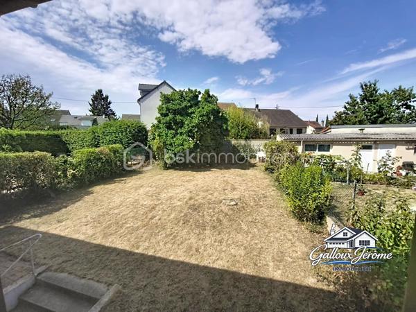 Maison de 72 m² avec sous-sol total et jardin – Goussainville

Située sur la commune de Goussainville, à proximité de la gare, du centre-ville, des commerces et des commodités, venez découvrir cette maison de 72 m² offrant un beau potentiel.

La maison se compose d’une entrée avec placard desservant :

* Un grand séjour lumineux bénéficiant d’une double exposition
* Une cuisine
* Deux chambres
* Une salle de bains
* Un WC séparé

⭐ Le véritable atout de cette maison : son sous-sol total de plus de 70 m², offrant de nombreuses possibilités d’aménagement.

Il comprend une partie garage, une cuisine d’été, un WC ainsi qu’une pièce supplémentaire pouvant notamment servir de salle à manger, d’espace de loisirs ou de réception.

Côté équipements, la maison dispose de fenêtres en PVC double vitrage, d’une porte d’entrée neuve en chêne massif ainsi que d’une chaudière gaz récente.

🌳 À l’arrière, vous profiterez d’un beau jardin plat, idéal pour les repas en extérieur et les moments en famille.

Une maison fonctionnelle bénéficiant d’un sous-sol aux volumes particulièrement intéressants, le tout dans un secteur pratique à proximité de la gare et du centre-ville de Goussainville.

📞 Contactez-moi dès maintenant pour plus d’informations ou pour organiser une visite.