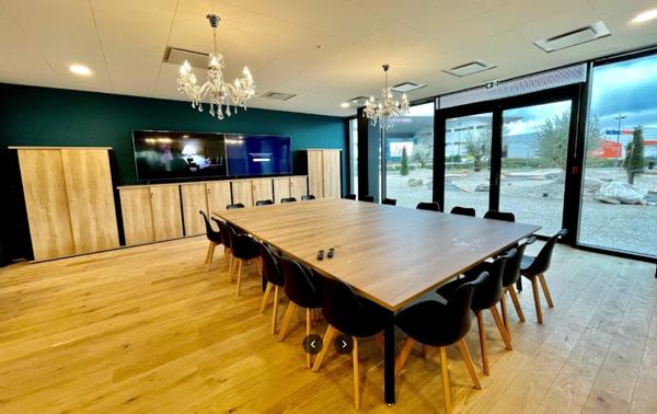 EXCLUSIVITE A LOUER : Emplacement Exceptionnel Bureaux Agence RDC 320 m2 - ATLANTIS