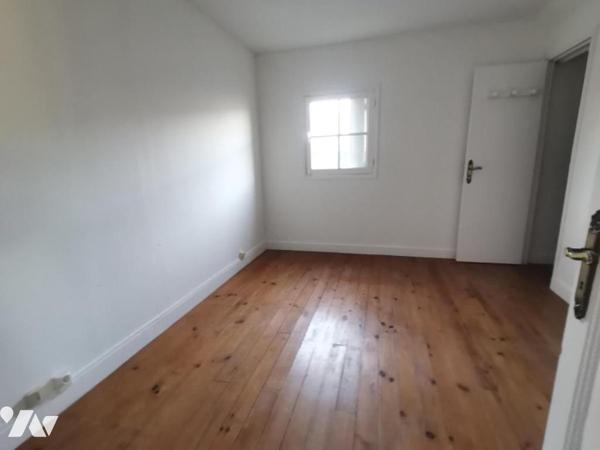 Maison à Vendre à Hyper centre Avoine 

Cette maison, d'une surface habitable de 131 m², se s...