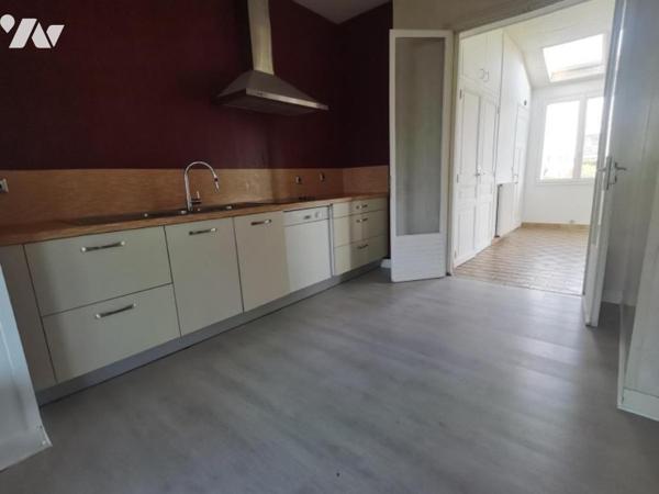 Maison à Vendre à Hyper centre Avoine 

Cette maison, d'une surface habitable de 131 m², se s...