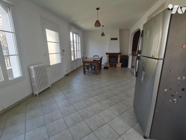 Maison à Vendre à Hyper centre Avoine 

Cette maison, d'une surface habitable de 131 m², se s...