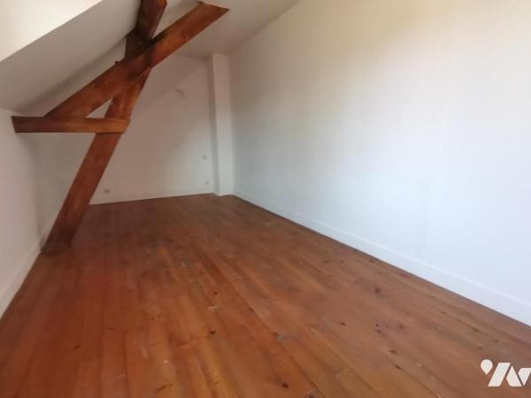 Maison à Vendre à Hyper centre Avoine 

Cette maison, d'une surface habitable de 131 m², se s...