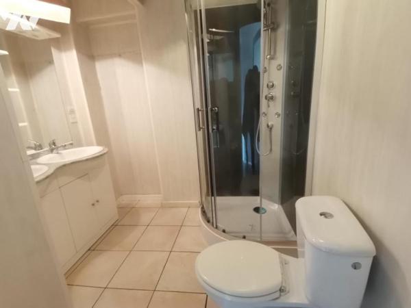 Maison à Vendre à Hyper centre Avoine 

Cette maison, d'une surface habitable de 131 m², se s...