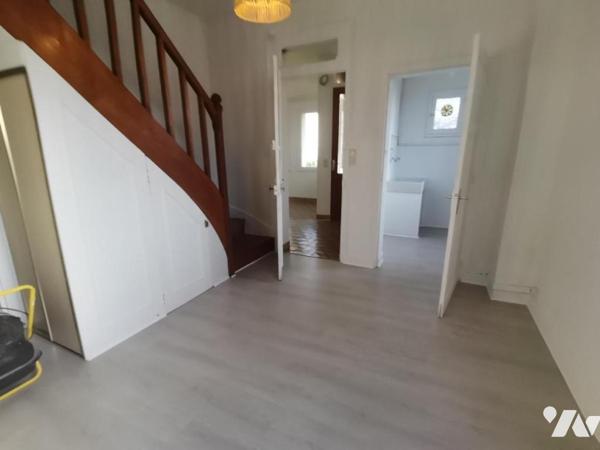 Maison à Vendre à Hyper centre Avoine 

Cette maison, d'une surface habitable de 131 m², se s...