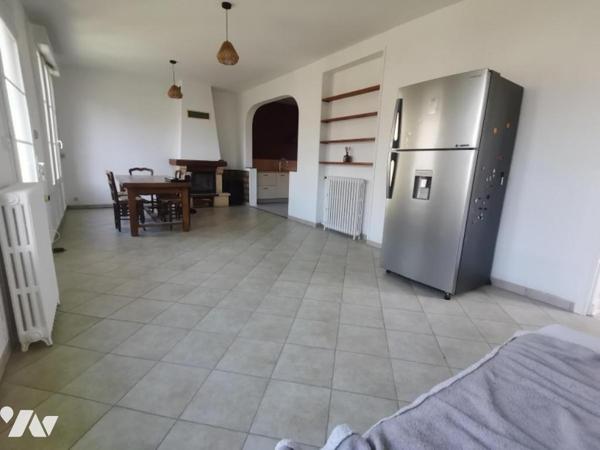 Maison à Vendre à Hyper centre Avoine 

Cette maison, d'une surface habitable de 131 m², se s...