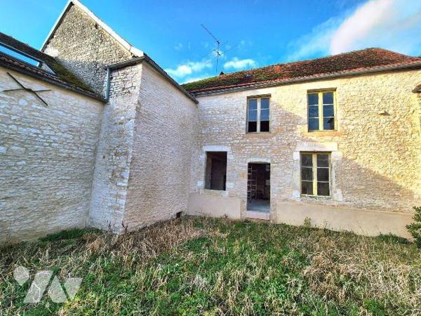 Ensemble de deux maisons :
- La première, entièrement rénovée et habitable de suite, comprend ...