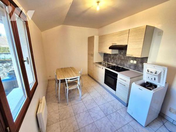 Ensemble de deux maisons :
- La première, entièrement rénovée et habitable de suite, comprend ...