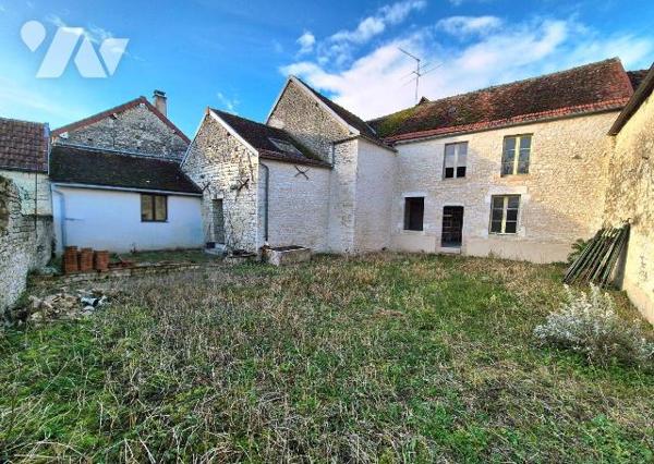 Ensemble de deux maisons :
- La première, entièrement rénovée et habitable de suite, comprend ...