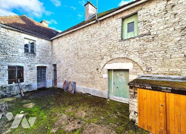 Ensemble de deux maisons :
- La première, entièrement rénovée et habitable de suite, comprend ...