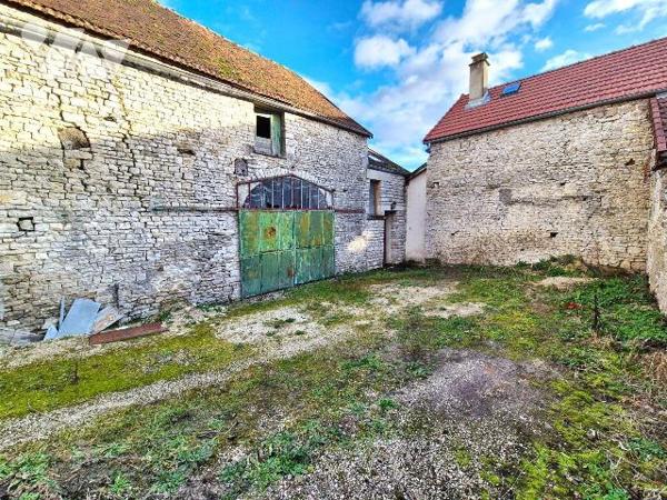 Ensemble de deux maisons :
- La première, entièrement rénovée et habitable de suite, comprend ...