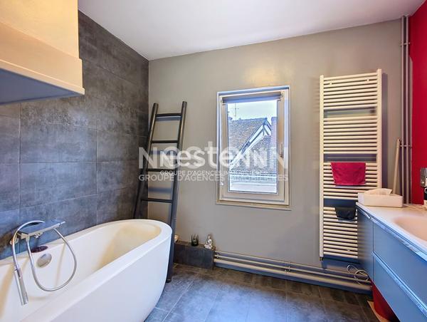 HYPERCENTRE DREUX : grande maison de centre-ville sur 3 niveaux avec toutes commodités à pieds et vue sur le domaine royale, 5 chambres