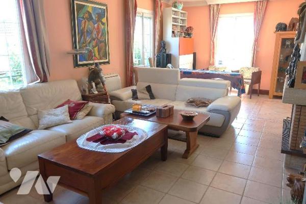 Dans Centre-bourg, PAVILLON constr. en 1970/71, +105m2 hab. comprenant :
. en rez-de-chaussée ...