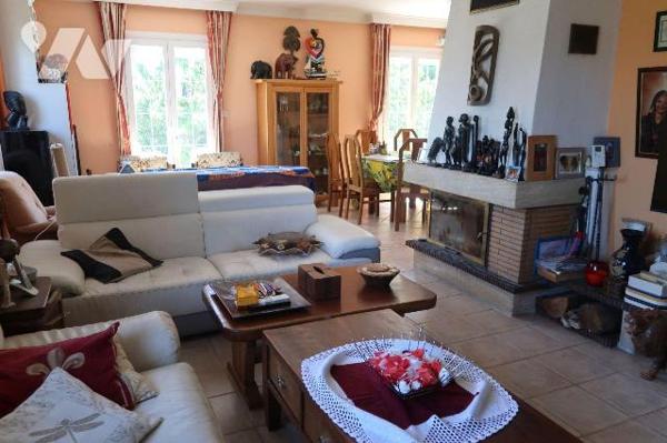 Dans Centre-bourg, PAVILLON constr. en 1970/71, +105m2 hab. comprenant :
. en rez-de-chaussée ...