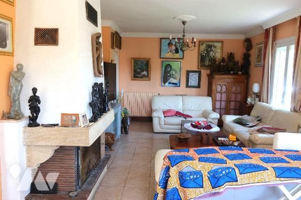 Dans Centre-bourg, PAVILLON constr. en 1970/71, +105m2 hab. comprenant :
. en rez-de-chaussée ...