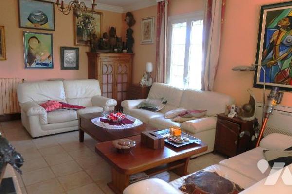 Dans Centre-bourg, PAVILLON constr. en 1970/71, +105m2 hab. comprenant :
. en rez-de-chaussée ...