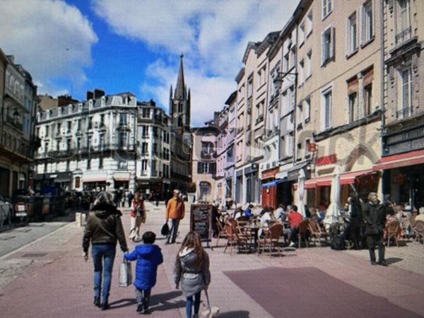 Local Commercial
         5 pièces
        - 280 m²