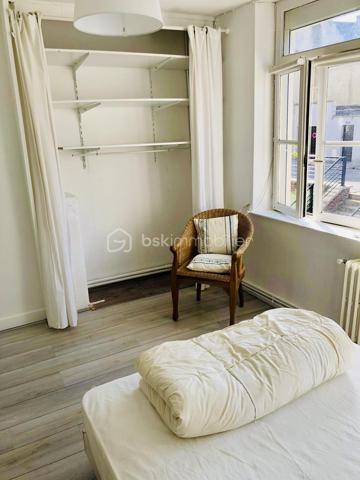 A deux pas du centre ville d'Amiens, dans une petite rue du quartier saint Honoré, 
Jolie maison d'environ 75m2 en très bon état général et DPE D ! 

L'entrée donne sur un séjour ouvert et lumineux, permettant un espace salon confortable briques apparentes à l'Amiénoise...  
Et un espace salle à manger pour les repas. 

La cuisine est ouverte sur le séjour, elle est équipée et récente. 

Au rez de chaussée se situent aussi les wc independants et une lingerie/ Cellier. 

Une petite cour permet de profiter des beaux jours en terrasse et de ranger les vélos. 

Au premier : palier et 2 chambres et 1 salle de bains 
Au second : une grande chambre 


Pour toute questions et ou visites contactez moi !