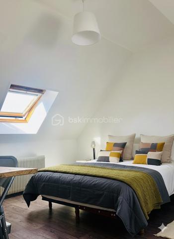 A deux pas du centre ville d'Amiens, dans une petite rue du quartier saint Honoré, 
Jolie maison d'environ 75m2 en très bon état général et DPE D ! 

L'entrée donne sur un séjour ouvert et lumineux, permettant un espace salon confortable briques apparentes à l'Amiénoise...  
Et un espace salle à manger pour les repas. 

La cuisine est ouverte sur le séjour, elle est équipée et récente. 

Au rez de chaussée se situent aussi les wc independants et une lingerie/ Cellier. 

Une petite cour permet de profiter des beaux jours en terrasse et de ranger les vélos. 

Au premier : palier et 2 chambres et 1 salle de bains 
Au second : une grande chambre 


Pour toute questions et ou visites contactez moi !