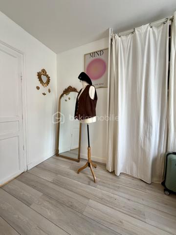 A deux pas du centre ville d'Amiens, dans une petite rue du quartier saint Honoré, 
Jolie maison d'environ 75m2 en très bon état général et DPE D ! 

L'entrée donne sur un séjour ouvert et lumineux, permettant un espace salon confortable briques apparentes à l'Amiénoise...  
Et un espace salle à manger pour les repas. 

La cuisine est ouverte sur le séjour, elle est équipée et récente. 

Au rez de chaussée se situent aussi les wc independants et une lingerie/ Cellier. 

Une petite cour permet de profiter des beaux jours en terrasse et de ranger les vélos. 

Au premier : palier et 2 chambres et 1 salle de bains 
Au second : une grande chambre 


Pour toute questions et ou visites contactez moi !