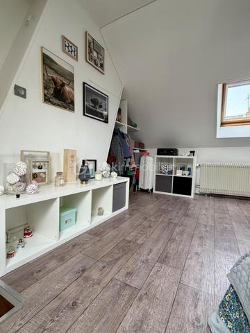 A deux pas du centre ville d'Amiens, dans une petite rue du quartier saint Honoré, 
Jolie maison d'environ 75m2 en très bon état général et DPE D ! 

L'entrée donne sur un séjour ouvert et lumineux, permettant un espace salon confortable briques apparentes à l'Amiénoise...  
Et un espace salle à manger pour les repas. 

La cuisine est ouverte sur le séjour, elle est équipée et récente. 

Au rez de chaussée se situent aussi les wc independants et une lingerie/ Cellier. 

Une petite cour permet de profiter des beaux jours en terrasse et de ranger les vélos. 

Au premier : palier et 2 chambres et 1 salle de bains 
Au second : une grande chambre 


Pour toute questions et ou visites contactez moi !