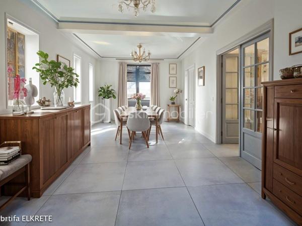 Maison familiale rénovée avec goût  lumineuse – 119 m² habitables / 140 m² utiles – Terrain de 359 m²

À Champigny-sur-Marne, dans un secteur calme,  découvrez cette magnifique maison familiale entièrement rénovée et agrandie en 2021, alliant confort moderne, prestations de qualité et espace de vie lumineux.
Édifiée sur un terrain de 359 m², cette maison surélevée vous offre une surface habitable de 119 m² (140 m² utiles), répartie sur trois niveaux, avec un sous-sol total entièrement aménagé et un garage attenant.
Les points forts :
- Rénovation complète récente, matériaux de qualité
- Excellente isolation (intérieure et extérieure), huisseries double vitrage
- Grande pièce de vie en L, baignée de lumière grâce à son exposition traversante et son puits de lumière
- Cuisine moderne entièrement aménagée et équipée, ouverte par l'intermédiaire d'une verrière sur la salle à manger et en plus une grande pièce à vivre.
- Trois belles chambres à l’étage, dont une suite parentale avec dressing, salle d’eau (douche à l’italienne) et WC
- Salle de bain indépendante avec baignoire pour les deux autres chambres
- Grenier aménagé
- Sous-sol complet avec accès intérieur et extérieur, comprenant une cuisine, une salle d’eau, WC et nombreux rangements
Cette maison est idéale pour une famille à la recherche d’un bien sans travaux, bien situé, au calme, tout en restant proche des commodités, transports, écoles et commerces.
Les photos présentées ont été retouchées virtuellement afin de vous proposer un aménagement intérieur neutre et inspirant, facilitant une meilleure projection. Les volumes et surfaces restent fidèlement représentés.

À visiter sans tarder !