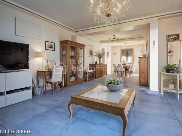 Maison familiale rénovée avec goût  lumineuse – 119 m² habitables / 140 m² utiles – Terrain de 359 m²

À Champigny-sur-Marne, dans un secteur calme,  découvrez cette magnifique maison familiale entièrement rénovée et agrandie en 2021, alliant confort moderne, prestations de qualité et espace de vie lumineux.
Édifiée sur un terrain de 359 m², cette maison surélevée vous offre une surface habitable de 119 m² (140 m² utiles), répartie sur trois niveaux, avec un sous-sol total entièrement aménagé et un garage attenant.
Les points forts :
- Rénovation complète récente, matériaux de qualité
- Excellente isolation (intérieure et extérieure), huisseries double vitrage
- Grande pièce de vie en L, baignée de lumière grâce à son exposition traversante et son puits de lumière
- Cuisine moderne entièrement aménagée et équipée, ouverte par l'intermédiaire d'une verrière sur la salle à manger et en plus une grande pièce à vivre.
- Trois belles chambres à l’étage, dont une suite parentale avec dressing, salle d’eau (douche à l’italienne) et WC
- Salle de bain indépendante avec baignoire pour les deux autres chambres
- Grenier aménagé
- Sous-sol complet avec accès intérieur et extérieur, comprenant une cuisine, une salle d’eau, WC et nombreux rangements
Cette maison est idéale pour une famille à la recherche d’un bien sans travaux, bien situé, au calme, tout en restant proche des commodités, transports, écoles et commerces.
Les photos présentées ont été retouchées virtuellement afin de vous proposer un aménagement intérieur neutre et inspirant, facilitant une meilleure projection. Les volumes et surfaces restent fidèlement représentés.

À visiter sans tarder !