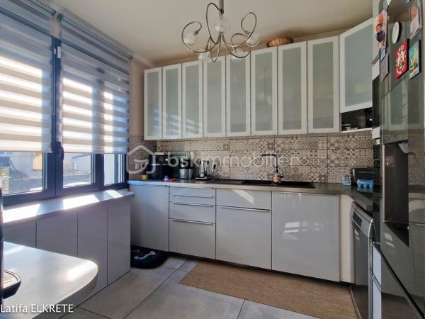 Maison familiale rénovée avec goût  lumineuse – 119 m² habitables / 140 m² utiles – Terrain de 359 m²

À Champigny-sur-Marne, dans un secteur calme,  découvrez cette magnifique maison familiale entièrement rénovée et agrandie en 2021, alliant confort moderne, prestations de qualité et espace de vie lumineux.
Édifiée sur un terrain de 359 m², cette maison surélevée vous offre une surface habitable de 119 m² (140 m² utiles), répartie sur trois niveaux, avec un sous-sol total entièrement aménagé et un garage attenant.
Les points forts :
- Rénovation complète récente, matériaux de qualité
- Excellente isolation (intérieure et extérieure), huisseries double vitrage
- Grande pièce de vie en L, baignée de lumière grâce à son exposition traversante et son puits de lumière
- Cuisine moderne entièrement aménagée et équipée, ouverte par l'intermédiaire d'une verrière sur la salle à manger et en plus une grande pièce à vivre.
- Trois belles chambres à l’étage, dont une suite parentale avec dressing, salle d’eau (douche à l’italienne) et WC
- Salle de bain indépendante avec baignoire pour les deux autres chambres
- Grenier aménagé
- Sous-sol complet avec accès intérieur et extérieur, comprenant une cuisine, une salle d’eau, WC et nombreux rangements
Cette maison est idéale pour une famille à la recherche d’un bien sans travaux, bien situé, au calme, tout en restant proche des commodités, transports, écoles et commerces.
Les photos présentées ont été retouchées virtuellement afin de vous proposer un aménagement intérieur neutre et inspirant, facilitant une meilleure projection. Les volumes et surfaces restent fidèlement représentés.

À visiter sans tarder !
