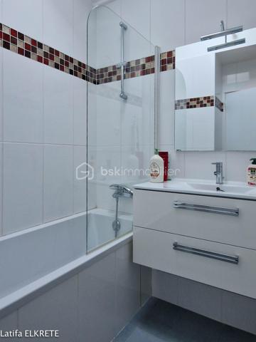 Maison familiale rénovée avec goût  lumineuse – 119 m² habitables / 140 m² utiles – Terrain de 359 m²

À Champigny-sur-Marne, dans un secteur calme,  découvrez cette magnifique maison familiale entièrement rénovée et agrandie en 2021, alliant confort moderne, prestations de qualité et espace de vie lumineux.
Édifiée sur un terrain de 359 m², cette maison surélevée vous offre une surface habitable de 119 m² (140 m² utiles), répartie sur trois niveaux, avec un sous-sol total entièrement aménagé et un garage attenant.
Les points forts :
- Rénovation complète récente, matériaux de qualité
- Excellente isolation (intérieure et extérieure), huisseries double vitrage
- Grande pièce de vie en L, baignée de lumière grâce à son exposition traversante et son puits de lumière
- Cuisine moderne entièrement aménagée et équipée, ouverte par l'intermédiaire d'une verrière sur la salle à manger et en plus une grande pièce à vivre.
- Trois belles chambres à l’étage, dont une suite parentale avec dressing, salle d’eau (douche à l’italienne) et WC
- Salle de bain indépendante avec baignoire pour les deux autres chambres
- Grenier aménagé
- Sous-sol complet avec accès intérieur et extérieur, comprenant une cuisine, une salle d’eau, WC et nombreux rangements
Cette maison est idéale pour une famille à la recherche d’un bien sans travaux, bien situé, au calme, tout en restant proche des commodités, transports, écoles et commerces.
Les photos présentées ont été retouchées virtuellement afin de vous proposer un aménagement intérieur neutre et inspirant, facilitant une meilleure projection. Les volumes et surfaces restent fidèlement représentés.

À visiter sans tarder !