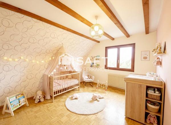 Grande pièce de vie de 47 m2 baignée de lumière