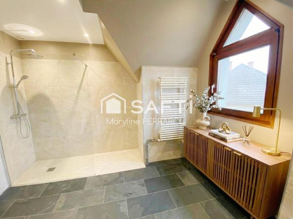 Grande pièce de vie de 47 m2 baignée de lumière