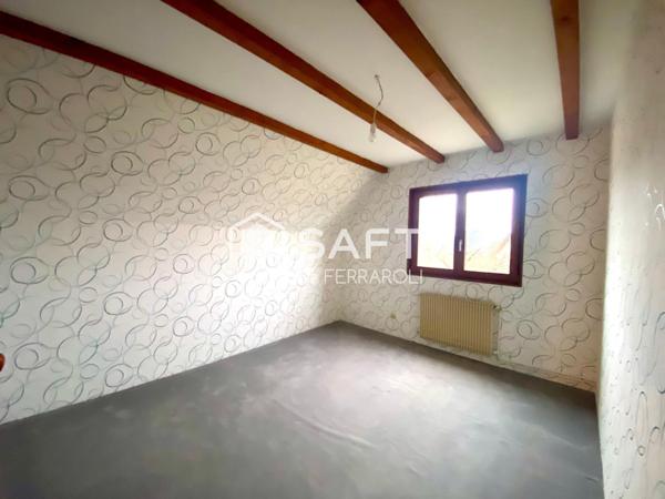 Grande pièce de vie de 47 m2 baignée de lumière