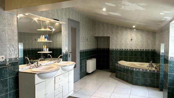 Maison 7 pièce(s) 208 m2 SEGRE EN ANJOU BLEU , Segre en anjou bleu Maison 7 pièce(s) 208 m2 SEGRE EN ANJOU BLEU , Segre en anjou bleu