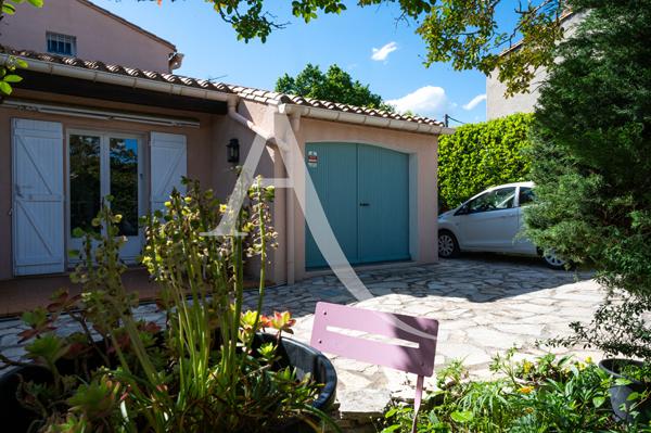 Maison de charme avec jardin, garage et terrasse aménagée proche Carcassonne