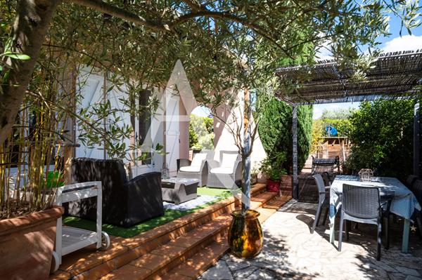 Maison de charme avec jardin, garage et terrasse aménagée proche Carcassonne