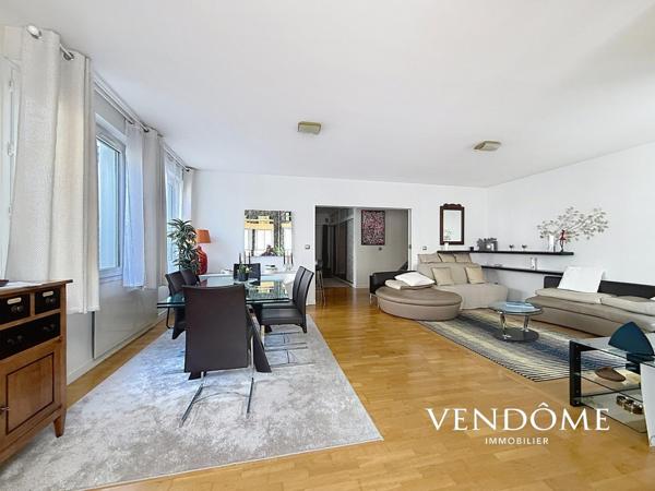 Lille, RUE ROYALE - Appartement 120 m² - 2 Chambres - Parking