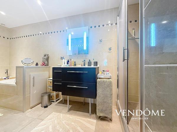 Lille, RUE ROYALE - Appartement 120 m² - 2 Chambres - Parking