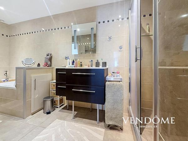 Lille, RUE ROYALE - Appartement 120 m² - 2 Chambres - Parking