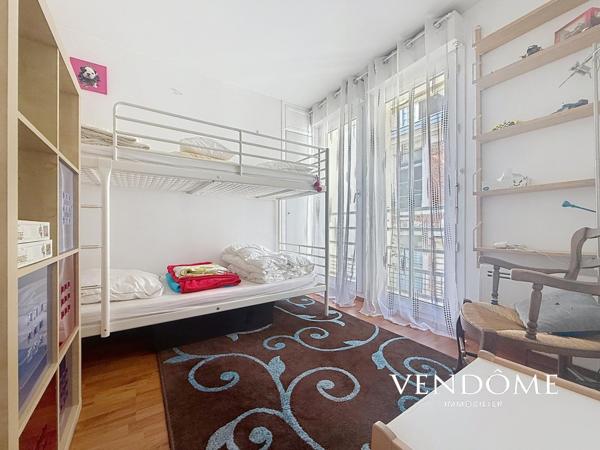 Lille, RUE ROYALE - Appartement 120 m² - 2 Chambres - Parking