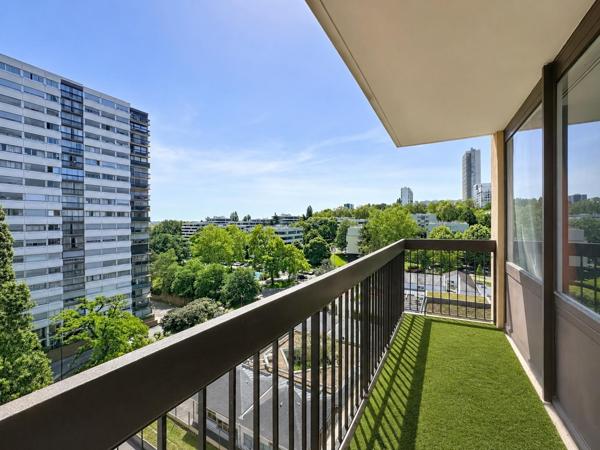 Balcon et vue dégagée à deux pas du RER